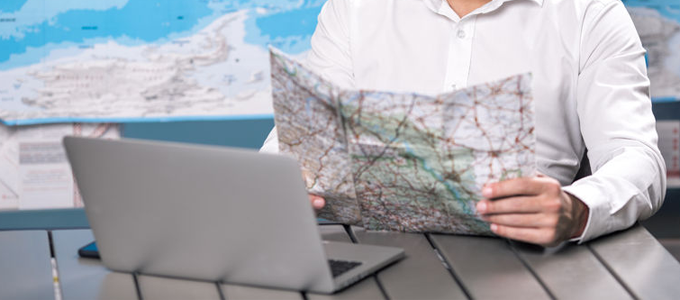 Laptop und Landkarte für Bewerbung im Ausland