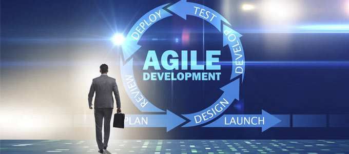 Agiles Arbeiten / auf der Grafik: Ein Geschäftsmann vor dem Konzept der agilen Softwareentwicklung.