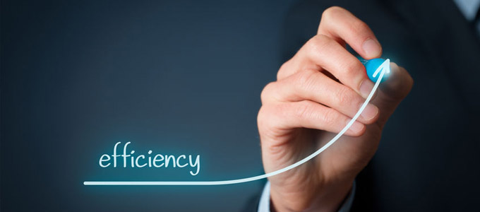 Das Wort efficiency über einer gezeichneten Kurve die nach oben verläuft, samt Hand und Stift