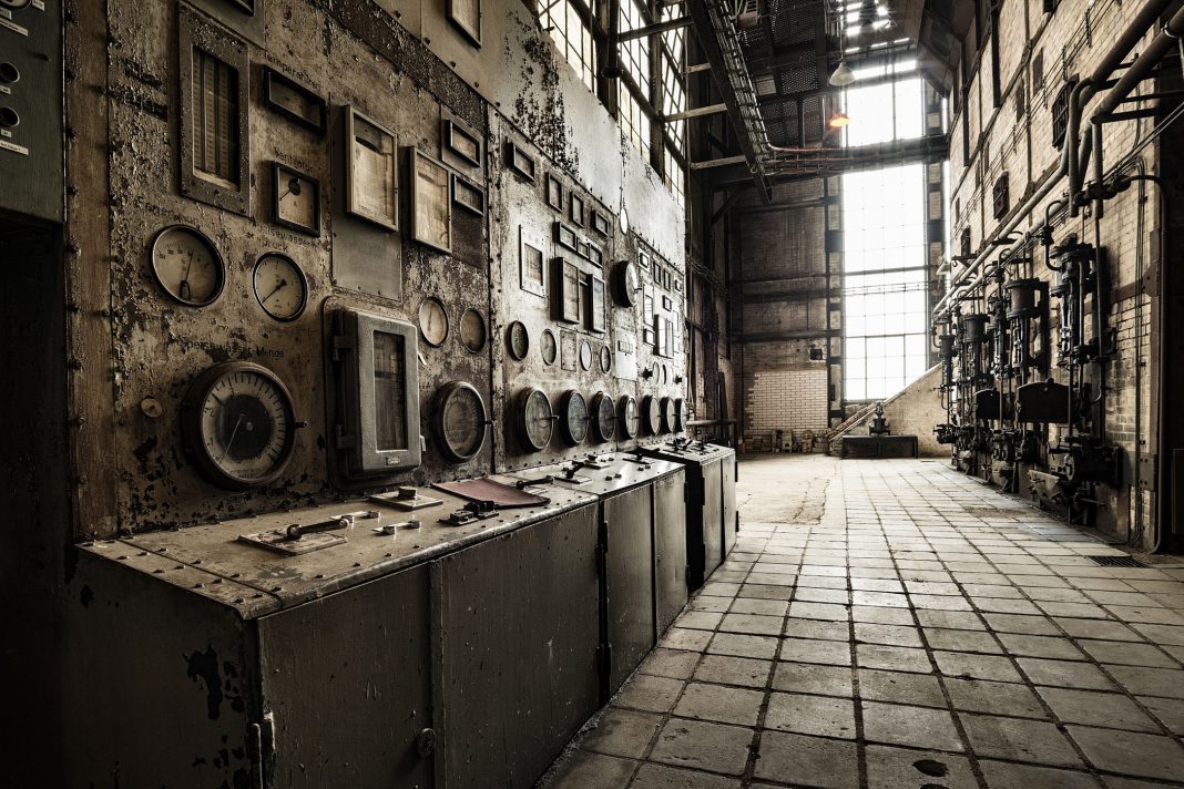 Rostige Steuereinheit in einem alten, verlassenen Fabrikgebäude