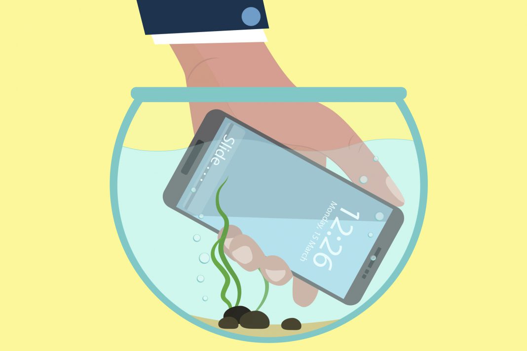 Smartphone im Wasserglas