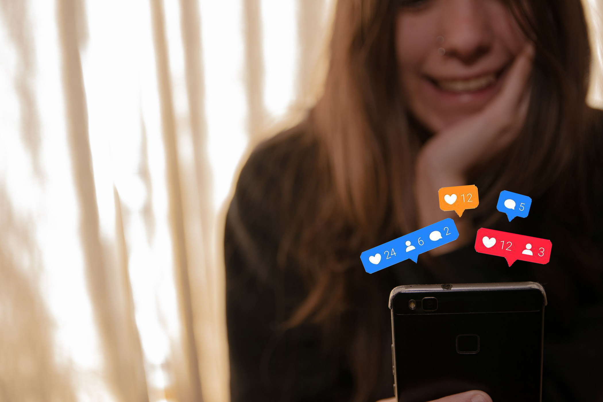 Social-Media-Crashkurs: Endlich nicht mehr ahnungslos! / auf dem Foto: Vier Personen stehen im Kreis und nutzen ihre Smartphones. Köpfe sind nicht im Bildausschnitt zu sehen. Symbole für Likes, Daumen hoch, Kommentare, Sternchen und Herzen wurden in das Foto eingefügt.