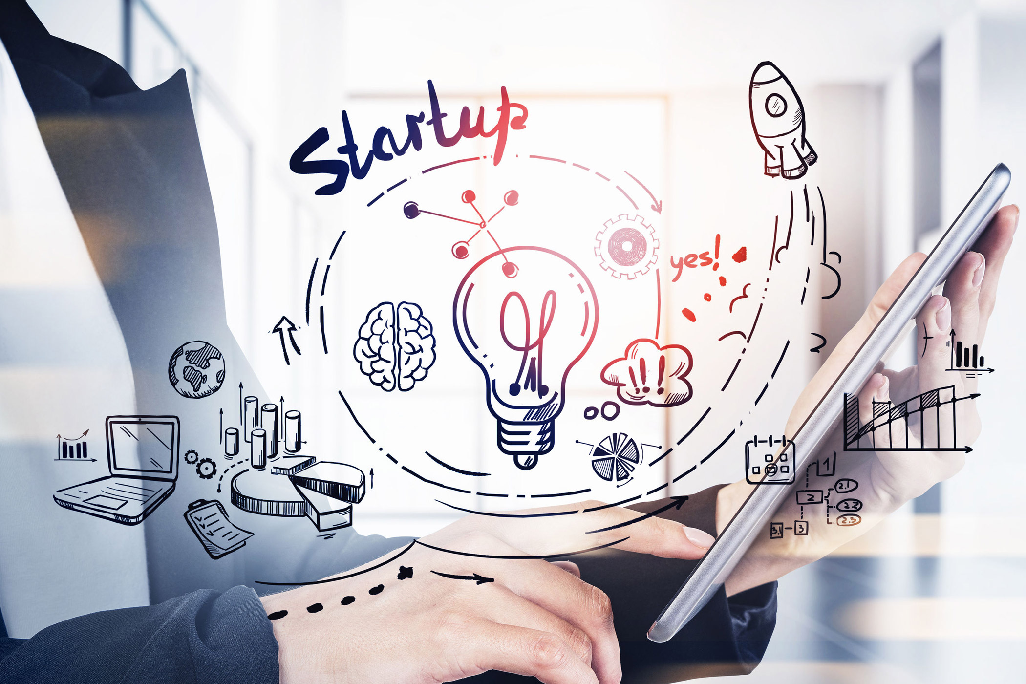 Nebenberuflich selbstständig machen - der kompakte Leitfaden / auf dem Foto: Man sieht Hände, die ein Tablet halten. Davor typische grafische Symbole, die mit Selbstständigkeite zu tun haben, z.B. eine Glühbirne, eine Rakete oder ein Diagramm.