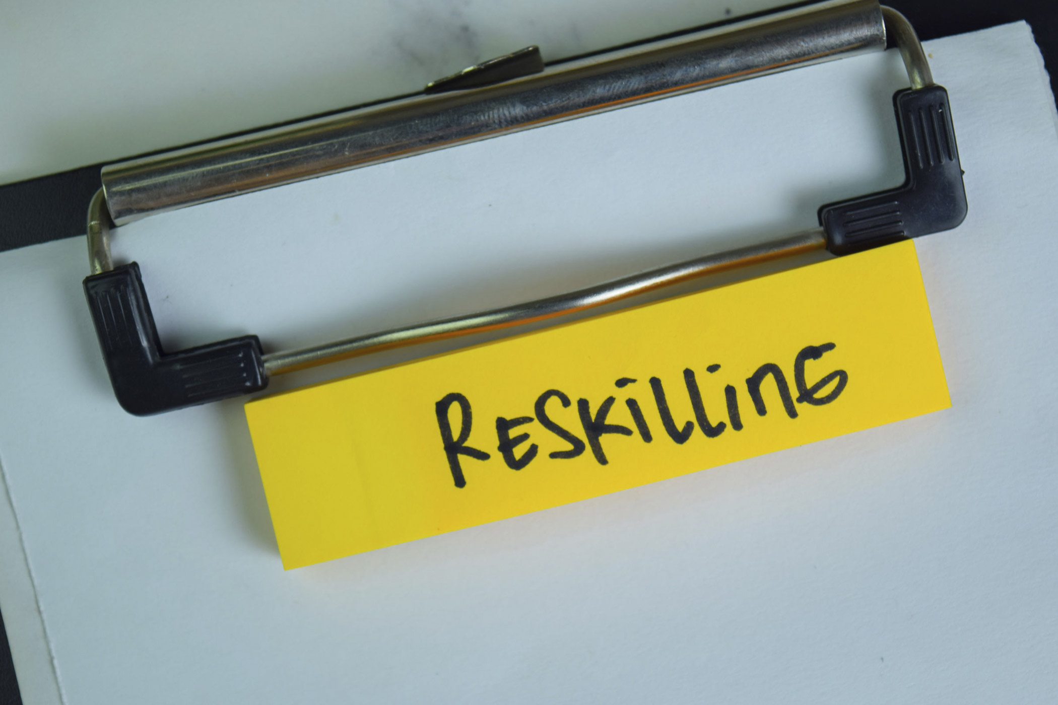 In Unternehmen sind immer mehr neue Skills gefragt Auf dem Foto: Ein junges Team, das mit moderner Technologie an neuen Aufgaben arbeitet