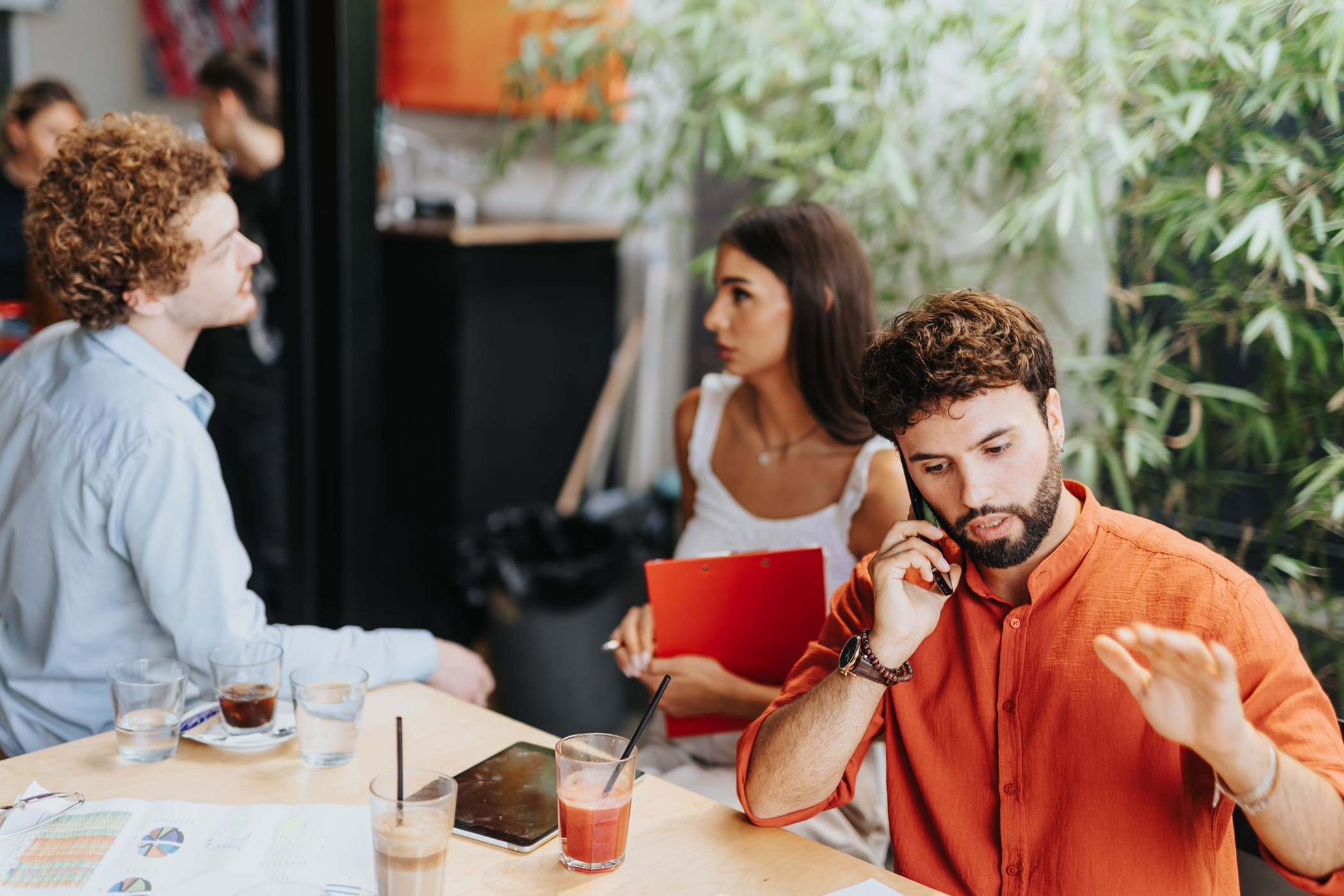 Wer Rufbereitschaft hat, ist auch nach Feierabend noch abrufbereit. Auf dem Foto: Beschäftigter, der in seiner Freizeit mit Freunden vom Arbeitgeber angerufen wird, da er Rufbereitschaft hat.
